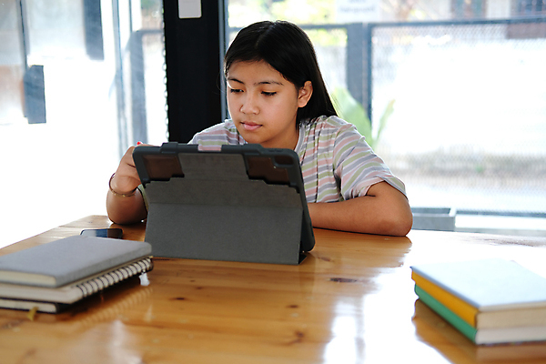 포토 JPG 해외이미지 학생 교육 어린이 남학생 인터넷 교실 학교 수업 거리 주택 한명 책 노트북 스터디 컴퓨터 공책 강의 멀리 온라인 동영상 온라인강의 이러닝 코로나바이러스 해외포토 1 남자 문구용품 사람 건물 전자제품 학습 바이러스 파일형식 언택트 이미지허브