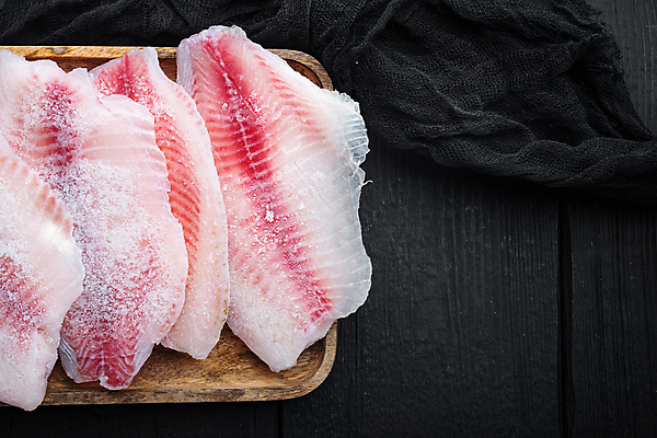 포토 JPG 해외이미지 음식 분홍색 조각 육류 어류 사람없음 냉동 공백 흰색 해산물 날것 슈퍼마켓 생식 틸라피아 카피스페이스 해외포토 컬러 식재료 상점 수중동물 민물고기 파일형식 이미지허브