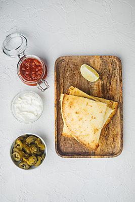 포토 JPG 해외이미지 접시 실내 샌드위치 사람없음 흰배경 멕시코음식 나무쟁반 살사소스 할라피뇨 케사디야 해외포토 식기 음식 백그라운드 고추 쟁반 서양음식 내부 목재 흰색 소스_음식 파일형식 이미지허브