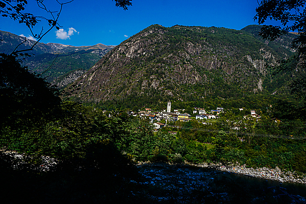포토 JPG 해외이미지 전통 유럽 문화 여행 건축양식 자연 산 주택 풍경 사람없음 야외 가로 초록색 강 교회 마을 계곡 맑음 바위 시골 개울 역사 숲 스위스 그림 알프스 산맥 해외포토 건축 나라 컬러 종교건축 날씨 건물 돌_바위 생태계 파일형식 이미지허브