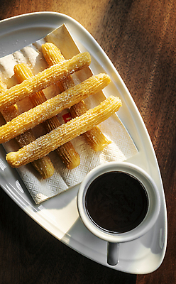 포토 JPG 해외이미지 접시 음식 사람없음 하이앵글 햇빛 아침식사 초코시럽 츄러스 해외포토 식기 뷰포인트 디저트 태양 초콜릿 식사 시럽 파일형식 이미지허브