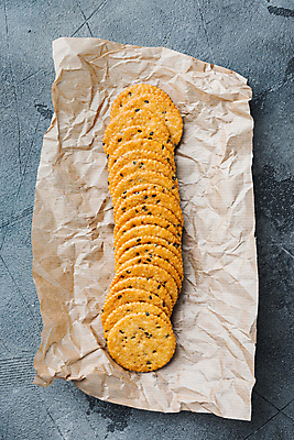 포토 JPG 해외이미지 회색배경 실내 사람없음 크래커 원형 일렬 종이호일 해외포토 도형 백그라운드 내부 쿠키 회색 파일형식 이미지허브