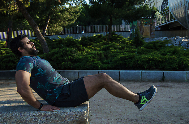 포토 JPG 해외이미지 라이프스타일 공원 남자 행복 스포츠 포즈 신체 자연 건강 한명 사람 성인 야외 가로 초록색 운동복 운동 힘 연습 체조선수 체조 복근 해외포토 1 옷 공공시설 감정 컬러 근육 운동선수 생활 생태계 파일형식 이미지허브