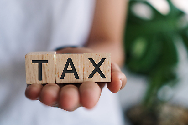 포토 JPG 해외이미지 손 실내 들기 아웃포커스 신체부위 세금 나무블록 해외포토 모션 촬영기법 사람 내부 목재 블록 파일형식 이미지허브