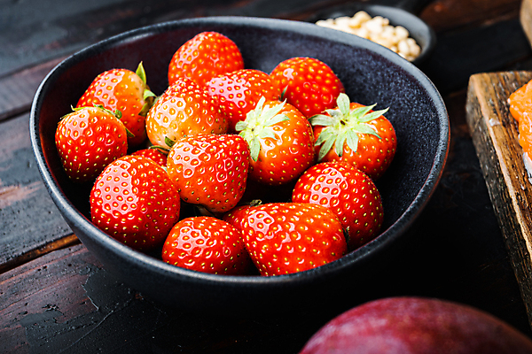 포토 JPG 해외이미지 그릇 딸기 사람없음 아웃포커스 빨간색 소프트포커스 잣 나무도마 해외포토 식기 컬러 과일 도마 촬영기법 목재 견과류 파일형식 이미지허브