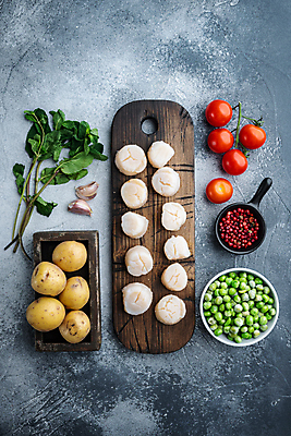 포토 JPG 해외이미지 식재료 방울토마토 회색배경 조개 감자 실내 사람없음 하이앵글 완두콩 일렬 가리비 관자 나무도마 해외포토 뷰포인트 백그라운드 토마토 채소 어패류 콩 도마 내부 목재 회색 파일형식 이미지허브