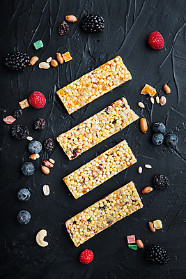 포토 JPG 해외이미지 검은배경 실내 사람없음 하이앵글 달콤 블루베리 산딸기 땅콩 일렬 건강식품 블랙베리 에너지바 해외포토 음식 뷰포인트 백그라운드 과일 건강 내부 검은색 견과류 맛 파일형식 이미지허브