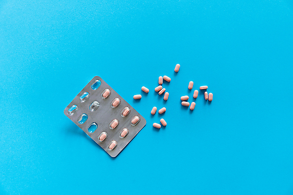 포토 JPG 해외이미지 백그라운드 포장 건강 사람없음 알약 약 은박지 파란배경 비타민제 카피스페이스 해외포토 의학 파란색 공백 비타민 파일형식 이미지허브