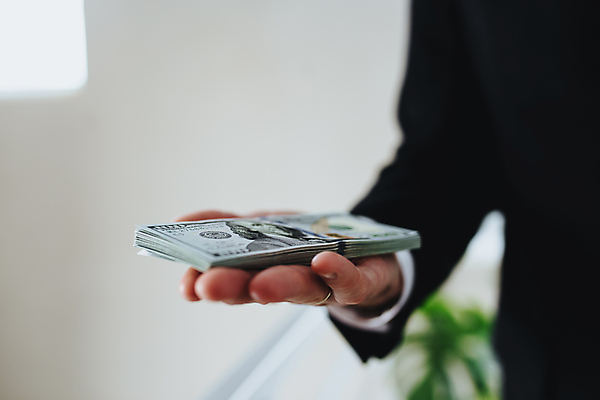 포토 JPG 해외이미지 1 손 종이 백그라운드 컨셉 셔츠 지폐 돈 비즈니스 성공 실내 사람 정장 사람없음 금융 경제 쇼핑 쌓기 달러 미국 저축 잡기 재산 소프트포커스 심볼 보따리 투자 결제 흙더미 계산서 욕심 월급 대출 빚 고립 세금 수입 해외포토 옷 상의 북아메리카 모션 촬영기법 내부 신체부위 흙 파일형식 더미 이미지허브