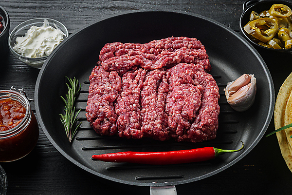 포토 JPG 해외이미지 식재료 검은배경 실내 샌드위치 사람없음 프라이팬 준비 멕시코음식 다진고기 살사소스 할라피뇨 다짐육 케사디야 해외포토 음식 백그라운드 고추 주방용품 서양음식 육류 내부 검은색 소스_음식 파일형식 이미지허브