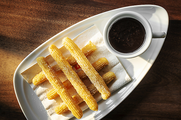 포토 JPG 해외이미지 접시 음식 사람없음 하이앵글 햇빛 아침식사 초코시럽 츄러스 해외포토 식기 뷰포인트 디저트 태양 초콜릿 식사 시럽 파일형식 이미지허브