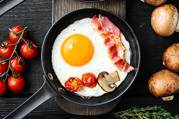 포토 JPG 해외이미지 음식 방울토마토 사람없음 하이앵글 계란 버섯 프라이팬 계란프라이 계란요리 브런치 양송이 베이컨 해외포토 뷰포인트 토마토 주방용품 돼지고기 요리 알 식사 파일형식 이미지허브