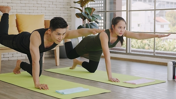 포토 JPG 해외이미지 라이프스타일 커플 여자 행복 스포츠 포즈 신체 요가 창문 가족 태국 남편 주택 함께함 실내 건강 3 서기 사람 동양인 성인 두명 운동복 운동 스트레칭 방 아내 보디빌딩 연습 체육관 체조 해외포토 웰빙 옷 감정 아시아 컨셉 관계 모션 인종 내부 건물 생활 헬스 파일형식 이미지허브