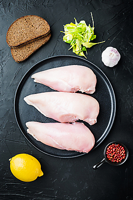 포토 JPG 해외이미지 그릇 접시 검은배경 실내 마늘 사람없음 하이앵글 닭고기 신선 레몬 식빵 날것 후추 닭가슴살 해외포토 식기 빵 뷰포인트 백그라운드 채소 과일 육류 내부 검은색 향신료 파일형식 이미지허브