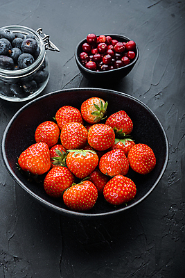 포토 JPG 해외이미지 그릇 딸기 사람없음 빨간색 블루베리 크랜베리 해외포토 식기 열매 컬러 과일 파일형식 이미지허브