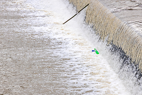 포토 JPG 해외이미지 산업 종이 가방 공 자연 사람없음 물 파란색 강 환경 재활용 거품 손상 독약 그룹 환경오염 쓰레기 폐기물 파편 위험 플라스틱 가난 버리기 감염 먼지 문제 타운 박테리아 악취 낭비 방치 생태학 재앙 화학약품 해외포토 자연요소 잡화 교육 컬러 컨셉 의학 모션 재질 도시 화학 친환경 생태계 냄새 물질 파일형식 이미지허브