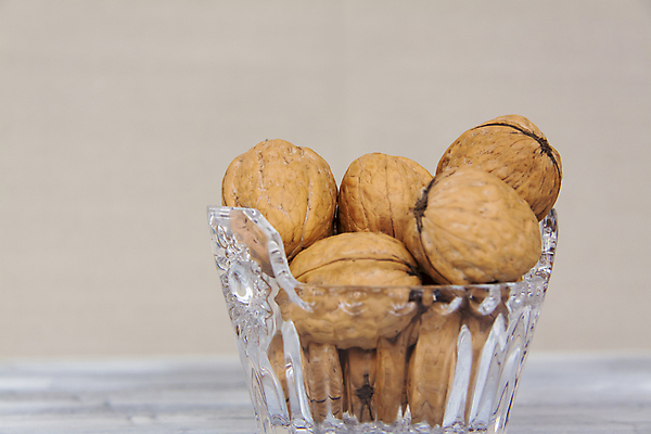 포토 JPG 해외이미지 건조 사람없음 껍질 낟알 알맹이 나무바닥 호두 유리그릇 해외포토 그릇 유리 바닥 견과류 파일형식 이미지허브
