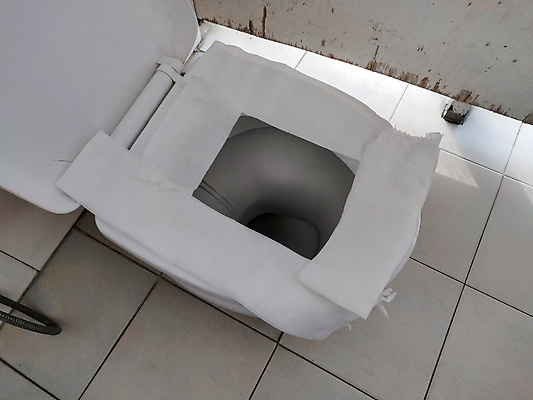 포토 JPG 해외이미지 디자인 종이 의자 호텔 휴식 주택 실내 사람없음 수건 우주 목욕 욕실 뚜껑 흰색 오픈 도자기 조직 사발 클래식 위생 타일 화장실 심플 일반 박테리아 낭비 변기통 신발장 위생관리 해외포토 컬러 가구 컨셉 의학 숙소 관리 내부 건물 위생용품 청결 사기그릇 파일형식 이미지허브