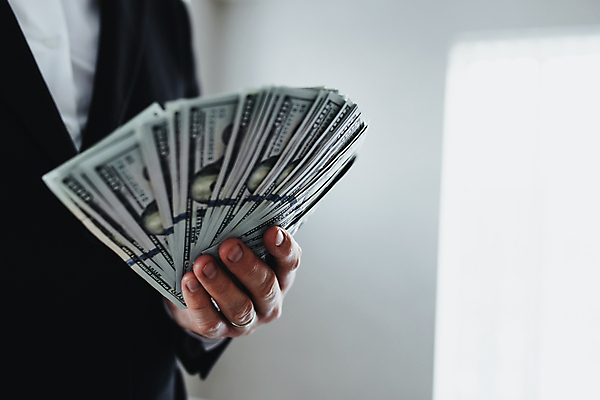 포토 JPG 해외이미지 1 손 종이 컨셉 셔츠 지폐 돈 비즈니스 성공 실내 사람 정장 사람없음 금융 경제 쇼핑 쌓기 달러 미국 저축 잡기 재산 소프트포커스 심볼 보따리 투자 결제 흙더미 계산서 욕심 월급 대출 빚 고립 세금 수입 해외포토 옷 상의 북아메리카 모션 촬영기법 내부 신체부위 흙 파일형식 더미 이미지허브