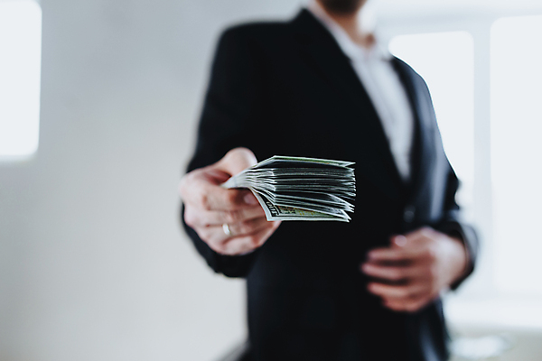 포토 JPG 해외이미지 1 손 종이 백그라운드 컨셉 셔츠 지폐 돈 비즈니스 성공 실내 사람 정장 사람없음 금융 경제 쇼핑 쌓기 달러 미국 저축 잡기 재산 소프트포커스 심볼 보따리 투자 결제 흙더미 계산서 욕심 월급 대출 빚 고립 세금 수입 해외포토 옷 상의 북아메리카 모션 촬영기법 내부 신체부위 흙 파일형식 더미 이미지허브