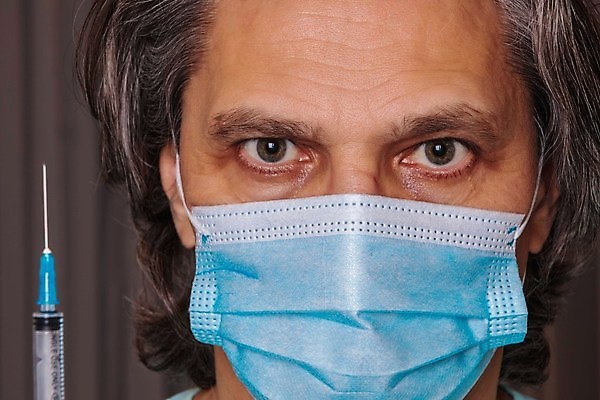 포토 JPG 해외이미지 백인 응시 노년 남자 얼굴 실내 건강 병원 주사기 가면 마스크 한명 안전 사람 성인 가로 파란색 머리 건강관리 의사 흰색 표현 도움 바이러스 보호 질병 위험 위협 찌르기 고립 돌봄 심각 위생관리 전염병 해외포토 서양인 1 시선 컬러 컨셉 의학 의료기기 모션 관리 내부 신체부위 의료진 파일형식 이미지허브