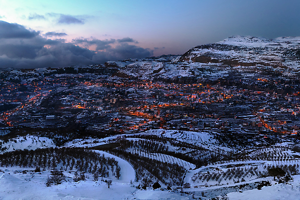 포토 JPG 해외이미지 여행 겨울 중동 자연 하늘 날씨 휴가 산 주택 파노라마 풍경 사람없음 야외 건물 도시풍경 마을 황혼 새벽 시골 도시 저녁 언덕 시골집 장면 타운 스카이라인 산악지대 샬레 눈내림 해외포토 자연요소 건축물 계절 나라 눈_날씨 촬영기법 실험기구 일몰 야간 생태계 파일형식 이미지허브