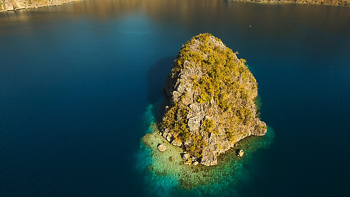 포토 JPG 해외이미지 나무 아시아 바다 섬 여행 자연 하늘 휴가 산 안테나 손바닥 사람없음 목재 물 파란색 햇빛 태양 뷰티 맑음 만 열대우림 언덕 항공 장면 암초 석호 드론 조감도 터키석 파라다이스 해외포토 자연요소 식물 손 나라 컬러 재료 통신 날씨 숲 보석 생태계 파일형식 이미지허브