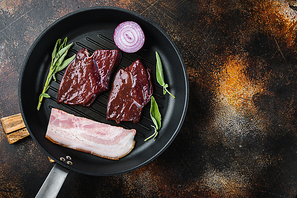 포토 JPG 해외이미지 검은배경 사람없음 소고기 프라이팬 베이컨 소간 적양파 해외포토 백그라운드 주방용품 양파 육류 돼지고기 검은색 파일형식 이미지허브