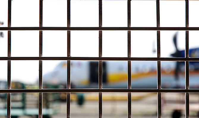 포토 JPG 해외이미지 여행 백그라운드 패턴 교통시설 비행기 안전 사람없음 그래픽 울타리 여행객 문 금속 흰색 그물 그릴 공항 소프트포커스 철 교도소 감옥 질감 정사각형 철사 활주로 창살 망사 고립 죄수 철강 해외포토 도형 길 컬러 교통 무늬 항공교통 재질 주방용품 대중교통 촬영기법 사람 담장 직물 시설 파일형식 이미지허브