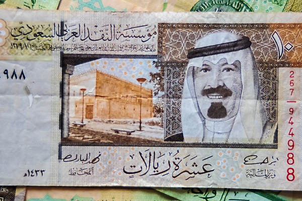 포토 JPG 해외이미지 손 종이 백그라운드 지폐 돈 비즈니스 중동 모션 성공 동양인 사람없음 금융 쌓기 달러 저축 잡기 계산 재산 중앙 왕 심볼 사인 주기 투자 아라비아 계산서 사우디아라비아 아랍어 카운트 효과 해외포토 나라 컨셉 인종 신체부위 경제 파일형식 이미지허브