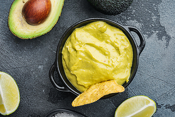 포토 JPG 해외이미지 과일 회색배경 단면 씨앗 사람없음 신선 유기농 아보카도 나초 과카몰리 소스그릇 해외포토 식물 그릇 웰빙 음식 백그라운드 회색 소스_음식 파일형식 이미지허브