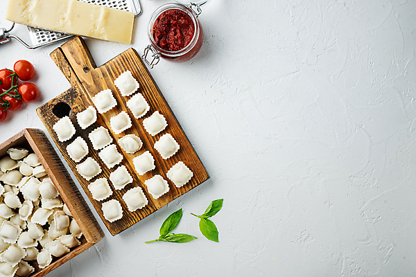 포토 JPG 해외이미지 방울토마토 치즈 실내 사람없음 이탈리아음식 흰배경 바질 강판 나무도마 라비올리 소스통 카피스페이스 해외포토 백그라운드 토마토 유제품 도마 서양음식 통 내부 목재 공백 흰색 소스_음식 파일형식 이미지허브