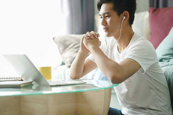 포토 JPG 해외이미지 학생 라이프스타일 이어폰 인터넷 비즈니스 사업가 통신 거리 주택 한명 동양인 10대 노트북 컴퓨터 업무 작업 비즈니스맨 온라인 소셜 온라인강의 웨비나 해외포토 직업 1 남자 음향기기 청소년 사람 인종 건물 생활 전자제품 직장인 강의 세미나 파일형식 언택트 이미지허브