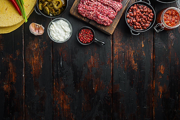 포토 JPG 해외이미지 식재료 검은배경 콩 실내 샌드위치 사람없음 준비 멕시코음식 나무도마 다진고기 살사소스 토르티야 할라피뇨 다짐육 카피스페이스 케사디야 해외포토 음식 백그라운드 고추 곡류 도마 서양음식 육류 내부 목재 검은색 공백 소스_음식 파일형식 이미지허브