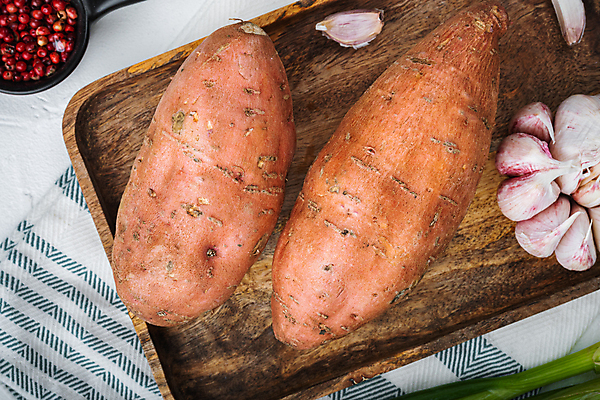 포토 JPG 해외이미지 실내 근접촬영 사람없음 하이앵글 식탁보 흰배경 고구마 나무쟁반 통마늘 통후추 해외포토 뷰포인트 백그라운드 뿌리채소 쟁반 마늘 내부 목재 흰색 후추 파일형식 이미지허브