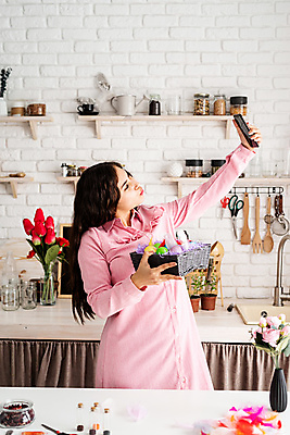 포토 JPG 해외이미지 전통 여자 백그라운드 모바일 한명 들기 사람 이벤트 상반신 성인 앞모습 스마트폰 주방 봄 셀프카메라 달걀바구니 성인여자한명만 해외포토 1 계절 뷰포인트 모션 핸드폰 스마트기기 바구니 계란 사진촬영 여자한명만 성인여자만 파일형식 이미지허브