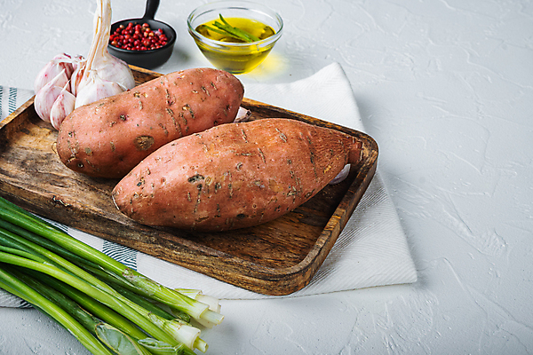 포토 JPG 해외이미지 실내 사람없음 식탁보 올리브오일 흰배경 고구마 파 나무쟁반 통마늘 통후추 해외포토 백그라운드 채소 뿌리채소 쟁반 마늘 내부 목재 흰색 기름_음식 후추 파일형식 이미지허브