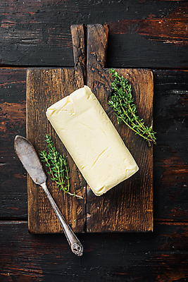 포토 JPG 해외이미지 식재료 실내 사람없음 하이앵글 나이프 허브 버터 나무도마 나무배경 해외포토 식물 식기 뷰포인트 백그라운드 도마 내부 목재 칼 파일형식 이미지허브