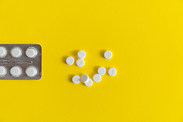 포토 JPG 해외이미지 백그라운드 포장 건강 사람없음 알약 약 은박지 노란배경 비타민제 카피스페이스 해외포토 의학 노란색 공백 비타민 파일형식 이미지허브