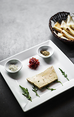 포토 JPG 해외이미지 전통 접시 유럽 음식 부분 오리 요리 사람없음 세트 유행 식당 회색 프랑스 신선 발표 클래식 고급 우아함 간 심플 토스트 프랑스어 기본 전문 특별함 스타일 힙스터 세련 미니멀리스트 미니멀 해외포토 문자 식기 패션 나라 빵 컬러 컨셉 조류 상점 장기_의학 파일형식 이미지허브