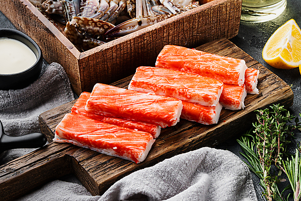 포토 JPG 해외이미지 그릇 식재료 회색배경 실내 사람없음 게 신선 나무상자 레몬 로즈메리 마요네즈 나무도마 맛살 해외포토 식기 음식 백그라운드 과일 도마 갑각류 내부 목재 상자 회색 소스_음식 허브 파일형식 이미지허브