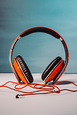 포토 JPG 해외이미지 음악 이어폰 오렌지 비즈니스 통신 탁자 커뮤니케이션 휴식 직장 사람없음 빨간색 사무실 헤드폰 소리 콘서트 공연 듣기 장비 코드 볼륨 DJ 책상 라디오 디스코 오디오 텔레마케팅 목소리 노래방 뮤지컬 보컬 지원 힙스터 해외포토 패션 컬러 음향기기 가구 컨셉 과일 회사 모션 문화예술 이벤트 전자제품 춤 서비스업 파일형식 이미지허브