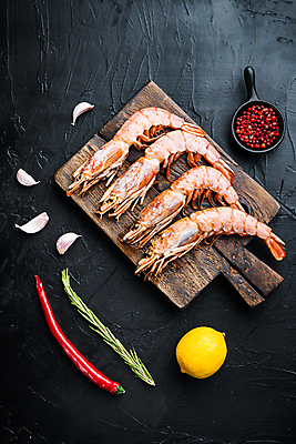 포토 JPG 해외이미지 접시 백그라운드 재료 검은배경 새우 사람없음 전통음식 신선 해산물 날것 스페인요리 파에야 해외포토 전통 식기 음식 서양음식 갑각류 검은색 스페인 파일형식 이미지허브