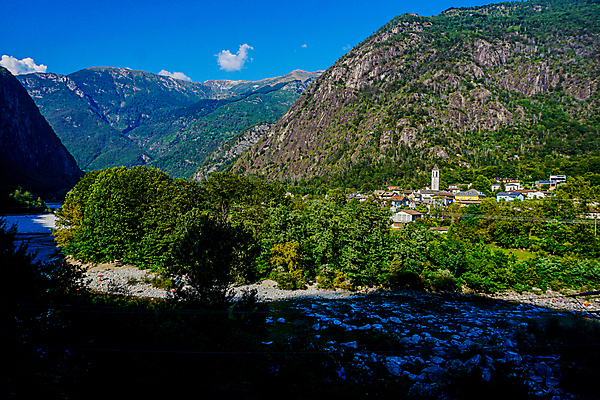 포토 JPG 해외이미지 전통 유럽 문화 여행 건축양식 자연 산 주택 풍경 사람없음 야외 가로 초록색 강 컬러풀 교회 마을 계곡 맑음 바위 시골 개울 역사 숲 스위스 그림 알프스 산맥 해외포토 건축 나라 컬러 종교건축 날씨 건물 돌_바위 생태계 파일형식 이미지허브