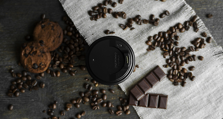 포토 JPG 해외이미지 커피 사람없음 하이앵글 원두 천 나무탁자 테이크아웃컵 해외포토 음료 뷰포인트 탁자 컵 직물 파일형식 이미지허브