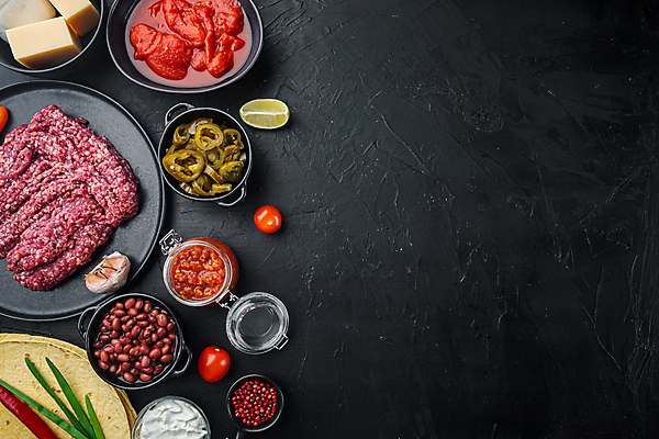 포토 JPG 해외이미지 식재료 검은배경 콩 쟁반 실내 샌드위치 사람없음 준비 멕시코음식 다진고기 살사소스 토르티야 할라피뇨 다짐육 카피스페이스 케사디야 해외포토 음식 백그라운드 고추 곡류 서양음식 육류 내부 검은색 공백 소스_음식 파일형식 이미지허브