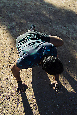 포토 JPG 해외이미지 전신 모양 1 손 옷 행복 스포츠 로우앵글 건강 한명 미소 웃음 사람 가로 운동 힘 에너지 농촌 결심 보디빌딩 체육관 힘찬 해외포토 감정 뷰포인트 컨셉 표정 신체부위 헬스 시골 파일형식 이미지허브