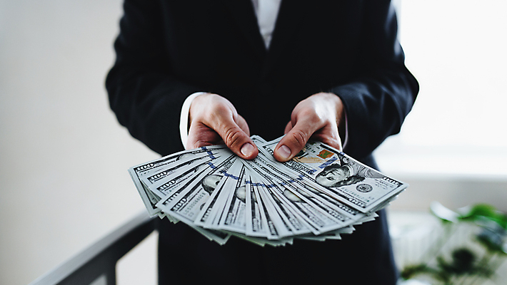 포토 JPG 해외이미지 1 손 종이 컨셉 셔츠 지폐 돈 비즈니스 성공 실내 사람 정장 사람없음 금융 경제 쇼핑 쌓기 달러 미국 저축 잡기 재산 소프트포커스 심볼 보따리 투자 결제 흙더미 계산서 욕심 월급 대출 빚 고립 세금 수입 해외포토 옷 상의 북아메리카 모션 촬영기법 내부 신체부위 흙 파일형식 더미 이미지허브