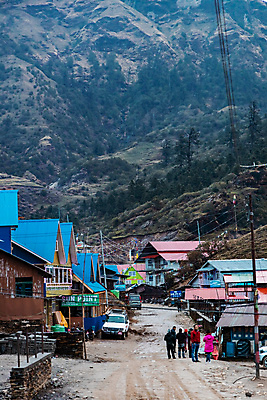 포토 JPG 해외이미지 전통 아시아 문화 얼굴 어린이 여행 밭 자연 하늘 산 주택 사람 동양인 풍경 소년 사람없음 야외 건물 초록색 파란색 강 마을 계곡 트래킹 시골 작음 가난 순환 장면 네팔 히말라야 해외포토 건축물 남자 나라 컬러 컨셉 농업 모션 레저 인종 신체부위 크기 생태계 파일형식 산맥 이미지허브