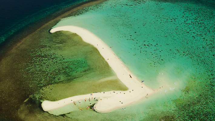 포토 JPG 해외이미지 아시아 모래 바다 섬 여행 자연 휴가 풍경 사람없음 야외 물 여름 파란색 모래사장 맑음 만 보트 휴양지 암초 석호 조감도 해외포토 자연요소 계절 나라 컬러 배_교통 날씨 장소 생태계 파일형식 이미지허브